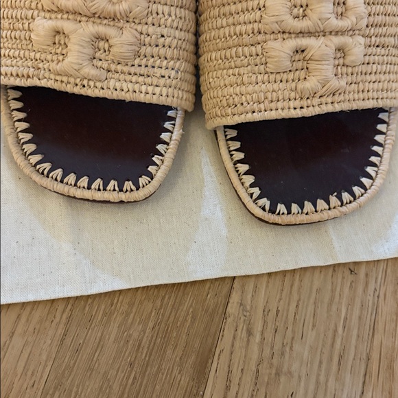 Tory Burch slide on sandals. With box size 8. - Picture 3 of 5